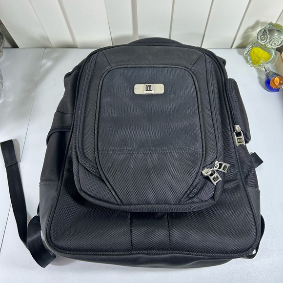 Ful Brooklyn 2-in -1 Ipad and Laptop Backpack,Black ,detachable ipad Case. - Picture 1 of 14
